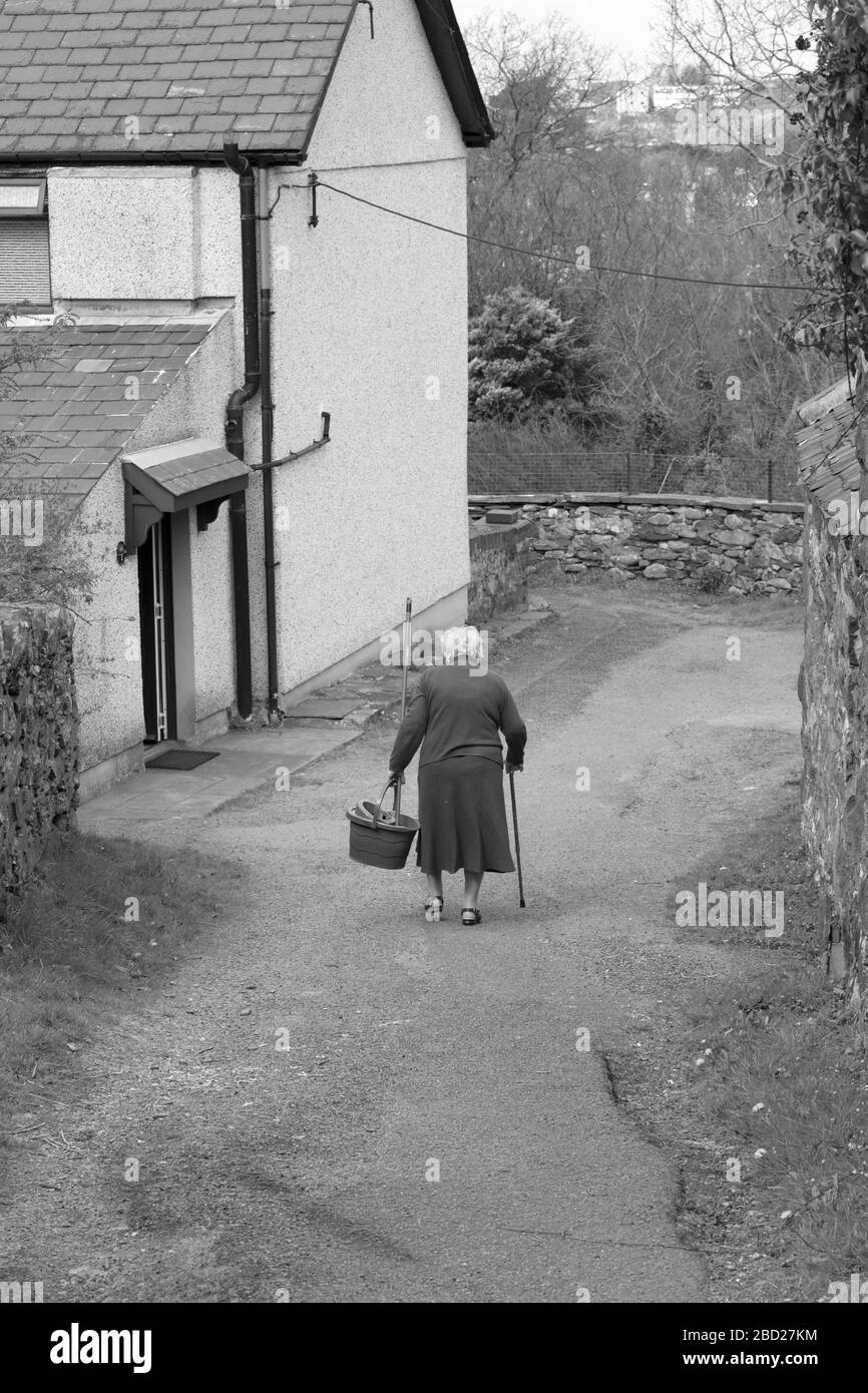 Soziale Isolation Spaziergänge in Nord Wales. Die Rücken älterer Menschen gehen in Einsamkeit ihren Alltag. Stockfoto