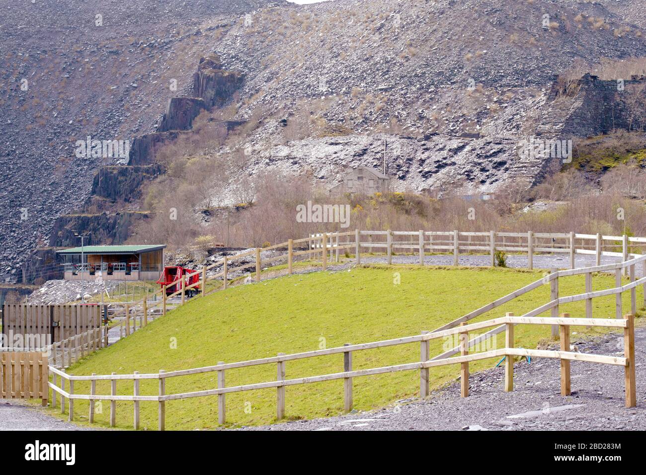 ZIP World North Wales geschlossen wegen Covid 19 mit Lastwagen an einem Stand still Stockfoto