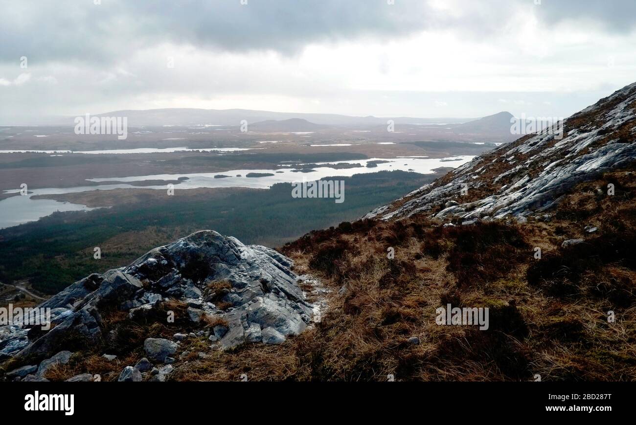 Cashel Berg und Galway Bay, von Derryclare, einer der zwölf Bens von Connemara im Connemara Nationalpark, Grafschaft Galway, Irland Stockfoto