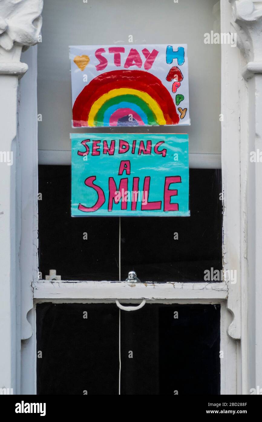 London, Großbritannien. April 2020. Rainbow zeichnet in Fenstern mit der Bitte, in und Lächeln zu bleiben - EIN "Zeichen der Hoffnung", inspiriert von einer Zeichnung (abgebildet) von Sir Peter Blake, dem Künstler, der das Cover der Beatles' Sgt. Entworfen hat. Pepper Album. Der Evening Standard bat Sir Peter, seine Version zu erstellen, während er sich in Selbstisolation befindet. Der "Lockdown" setzt sich für den Coronavirus (Covid 19)-Ausbruch in London fort. Credit: Guy Bell/Alamy Live News Credit: Guy Bell/Alamy Live News Stockfoto