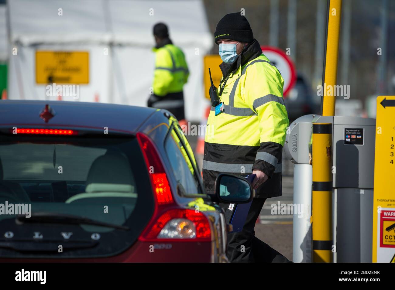 Glasgow, Großbritannien. April 2020. Abbildung: Die mobile Testanlage Coronavirus (COVID-19) am Langzeitparkplatz des Flughafens Glasgow wurde in ein mobiles Testzentrum für Drive-Thru-Tests umgewandelt, um die Reaktion der schottischen Regierungen Covid-19-Pandemie zu unterstützen. Die Coronavirus (COVID-19)-Pandemie hat Großbritannien schwer getroffen, mit neuesten Zahlen zum 5. April 2020: Insgesamt wurden 23.143 Menschen in Schottland getestet. Davon: 19.437 Tests wurden negativ bestätigt; 3.706 Tests waren positiv; 220 Patienten, die positiv getestet wurden, sind gestorben. Kredit: Colin Fisher/Alamy Live News Stockfoto