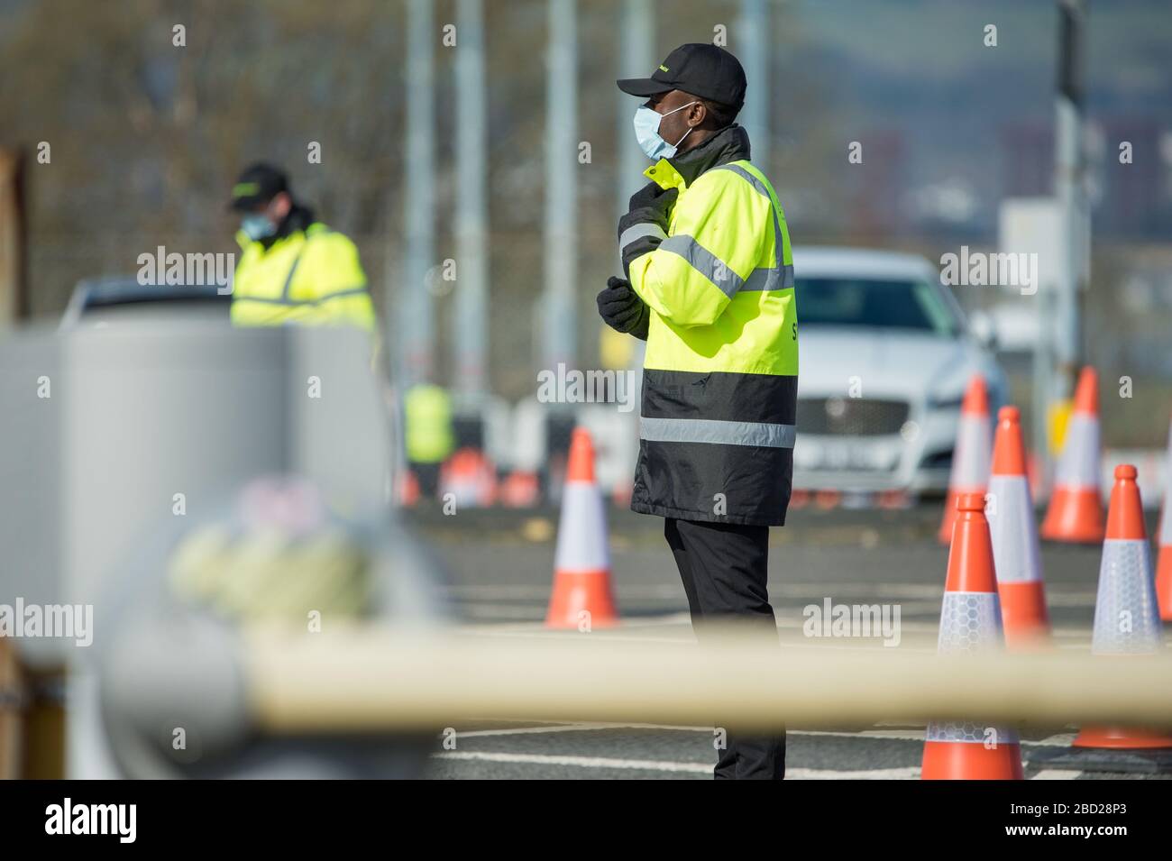 Glasgow, Großbritannien. April 2020. Abbildung: Die mobile Testanlage Coronavirus (COVID-19) am Langzeitparkplatz des Flughafens Glasgow wurde in ein mobiles Testzentrum für Drive-Thru-Tests umgewandelt, um die Reaktion der schottischen Regierungen Covid-19-Pandemie zu unterstützen. Die Coronavirus (COVID-19)-Pandemie hat Großbritannien schwer getroffen, mit neuesten Zahlen zum 5. April 2020: Insgesamt wurden 23.143 Menschen in Schottland getestet. Davon: 19.437 Tests wurden negativ bestätigt; 3.706 Tests waren positiv; 220 Patienten, die positiv getestet wurden, sind gestorben. Kredit: Colin Fisher/Alamy Live News Stockfoto