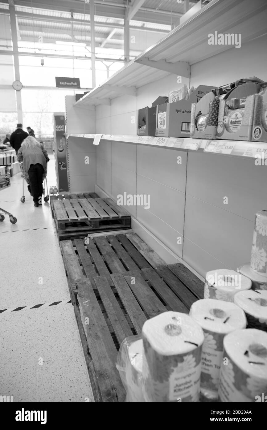 Leere Supermarktregale nach Panikkauf, die während des Ausbruchs von Covid 19 beobachtet wurden Stockfoto