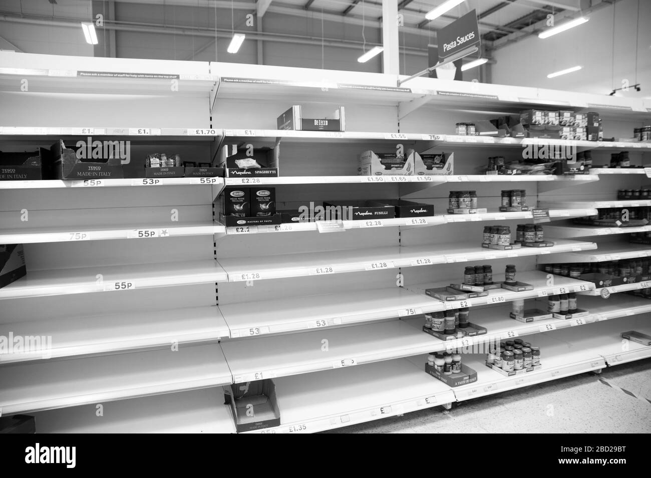 Leere Supermarktregale nach Panikkauf, die während des Ausbruchs von Covid 19 beobachtet wurden Stockfoto