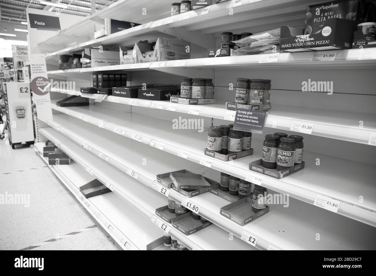 Leere Supermarktregale nach Panikkauf, die während des Ausbruchs von Covid 19 beobachtet wurden Stockfoto