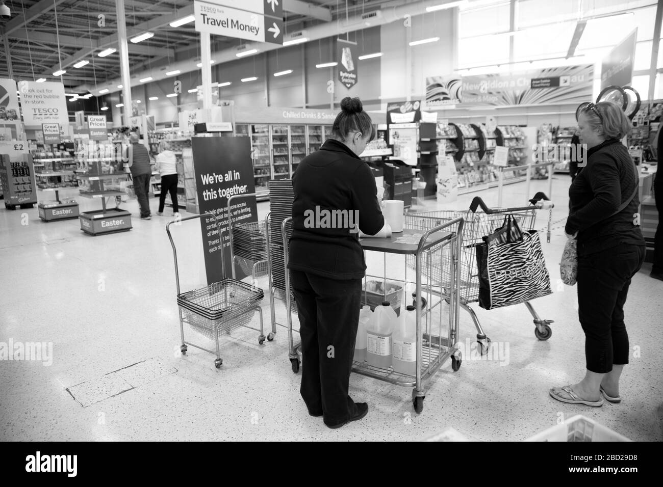 Leere Supermarktregale nach Panikkauf, die während des Ausbruchs von Covid 19 beobachtet wurden Stockfoto