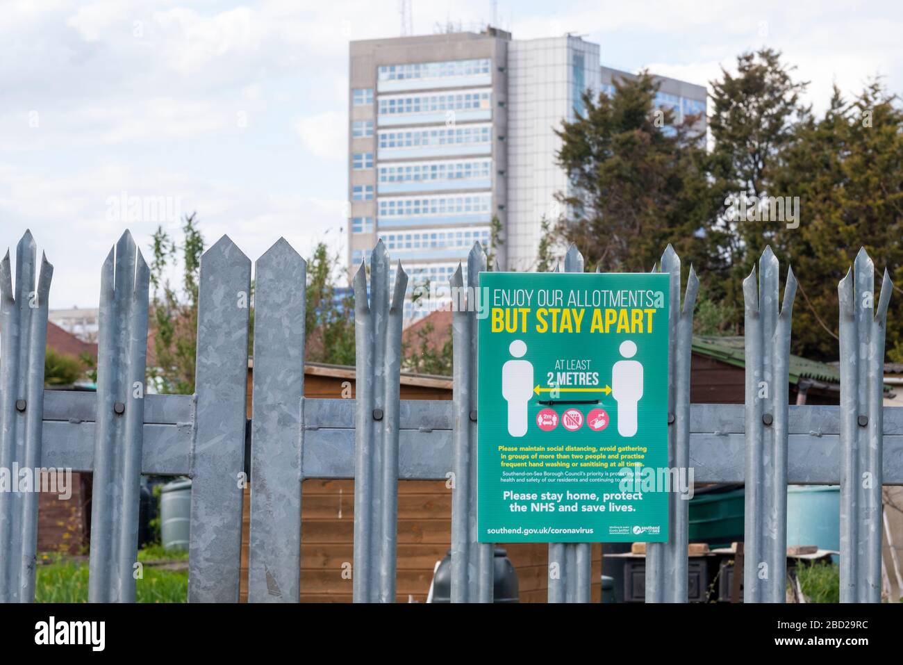 Southend on Sea, Essex, Großbritannien. April 2020. Southend University Hospital während der Sperrzeit der Coronavirus Pandemie COVID-19. Kleingärten in der Nähe des Krankenhauses weisen Warnungen zu sozialen Distanzierungen auf Stockfoto