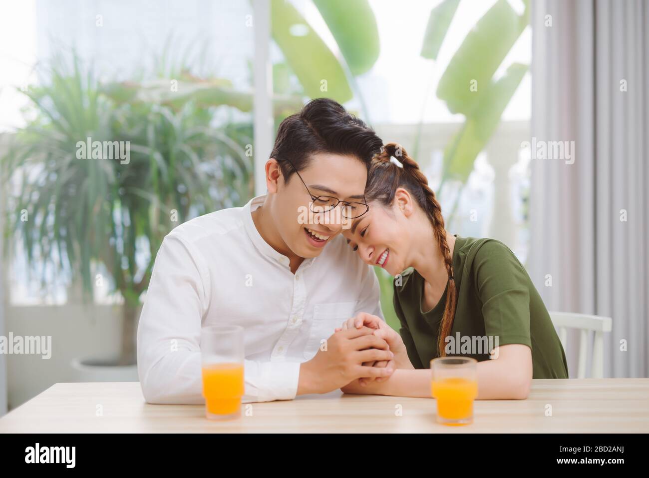 Ein Paar trinkt gern Kaffee und lacht im Café Stockfoto