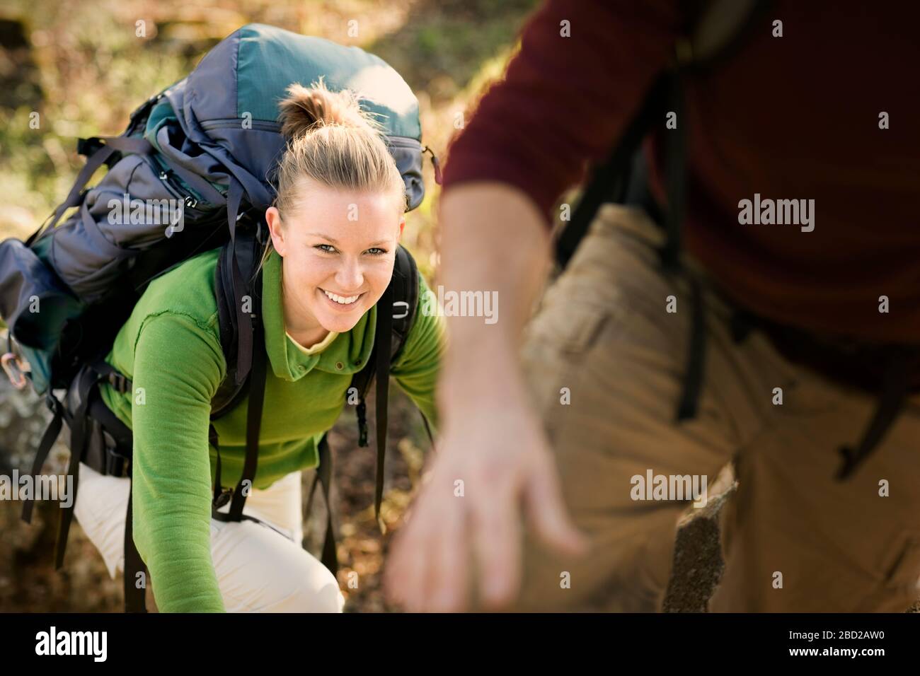 Porträt eines jungen erwachsenen Frau Klettern mit einem Rucksack. Stockfoto