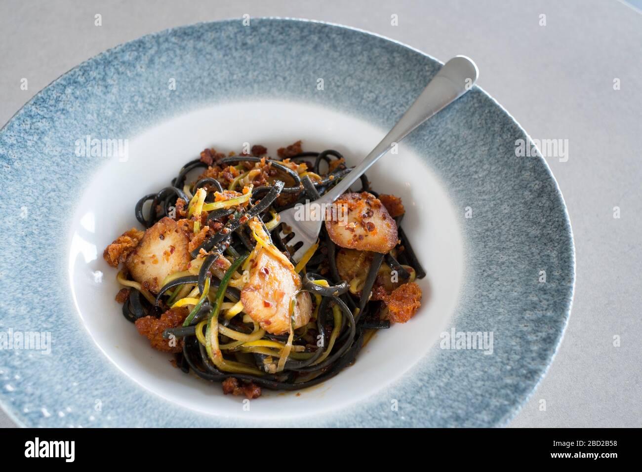 Tintenfisch-Linguine mit kornischen Jakobsmuscheln und Nduja pangrattato, zubereitet von Küchenchef Andy Appleton Stockfoto