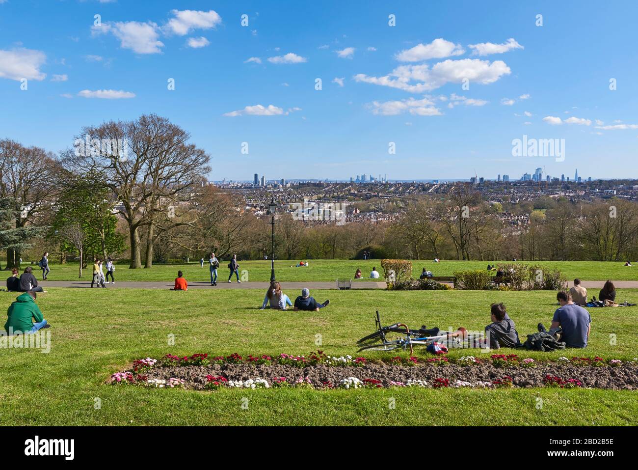 Alexandra Park, North London, Großbritannien, während des Coronavirus Lockdowns, mit Leuten, die im Sonnenschein sitzen Stockfoto