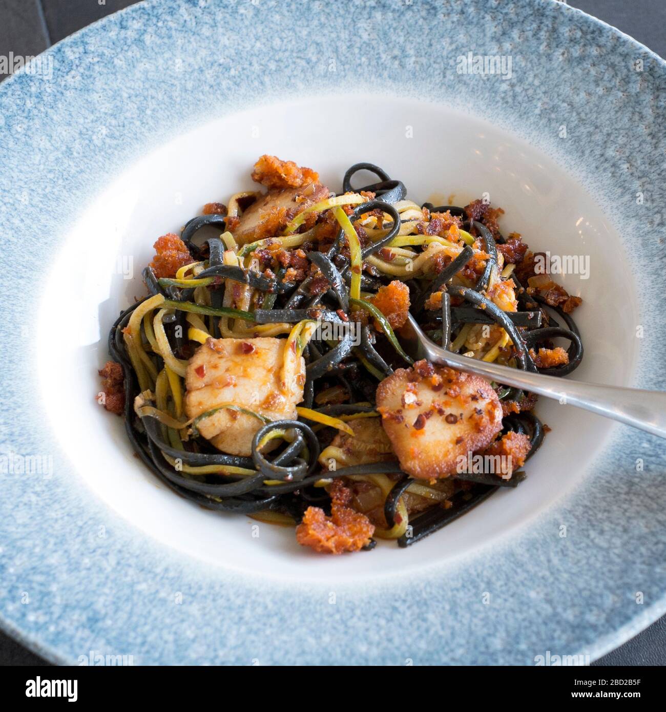 Tintenfisch-Linguine mit kornischen Jakobsmuscheln und Nduja pangrattato, zubereitet von Küchenchef Andy Appleton Stockfoto