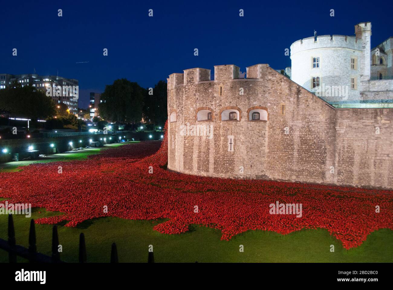 Erster Weltkrieg 100 Jahre Blut gefegt Länder und Meere der roten Installation Poppies Tower of London, St Katharine's & Wapping, London EC3N 4AB Stockfoto