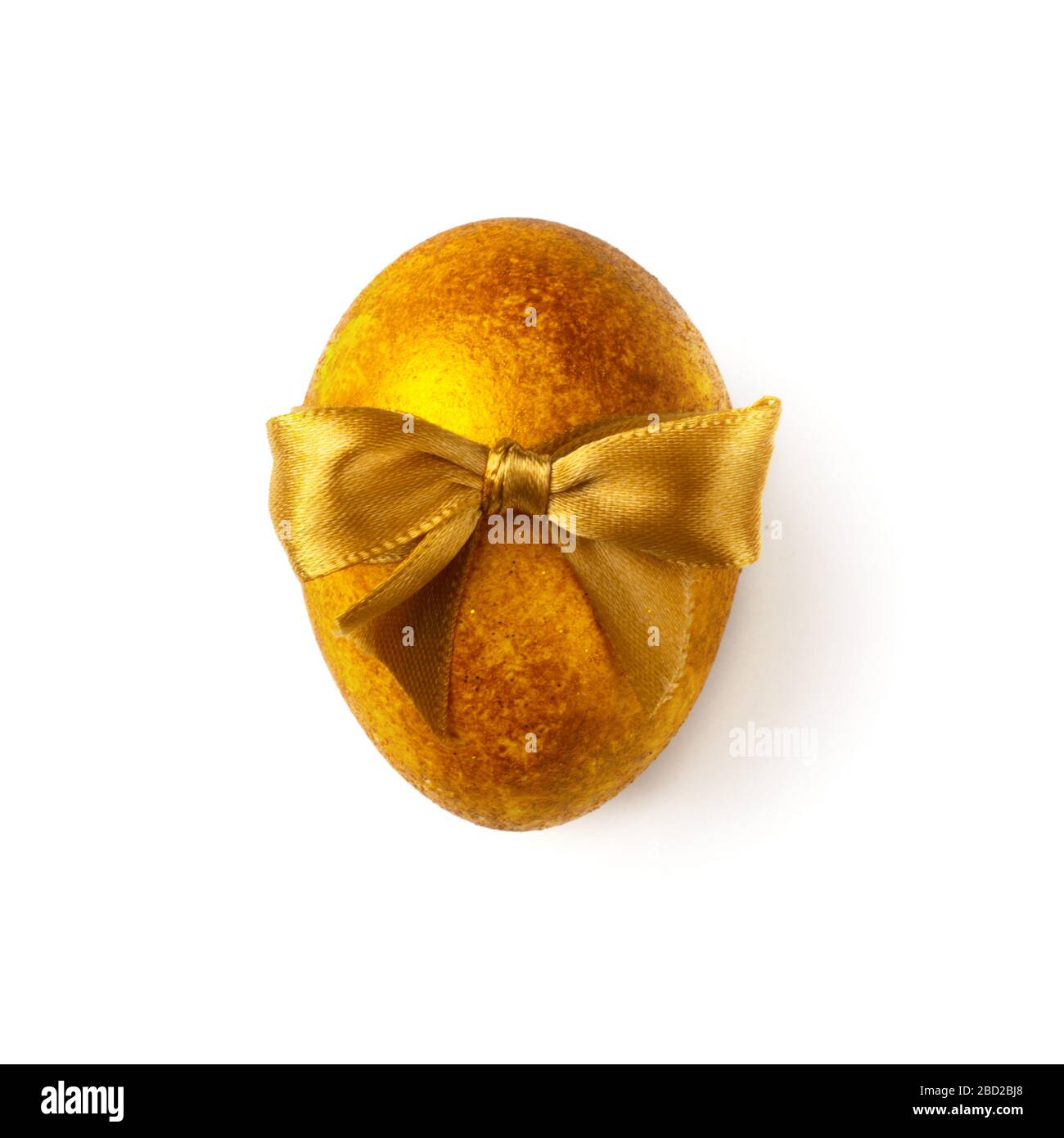 Osterei mit goldenem Band isoliert auf weißem Grund Stockfoto