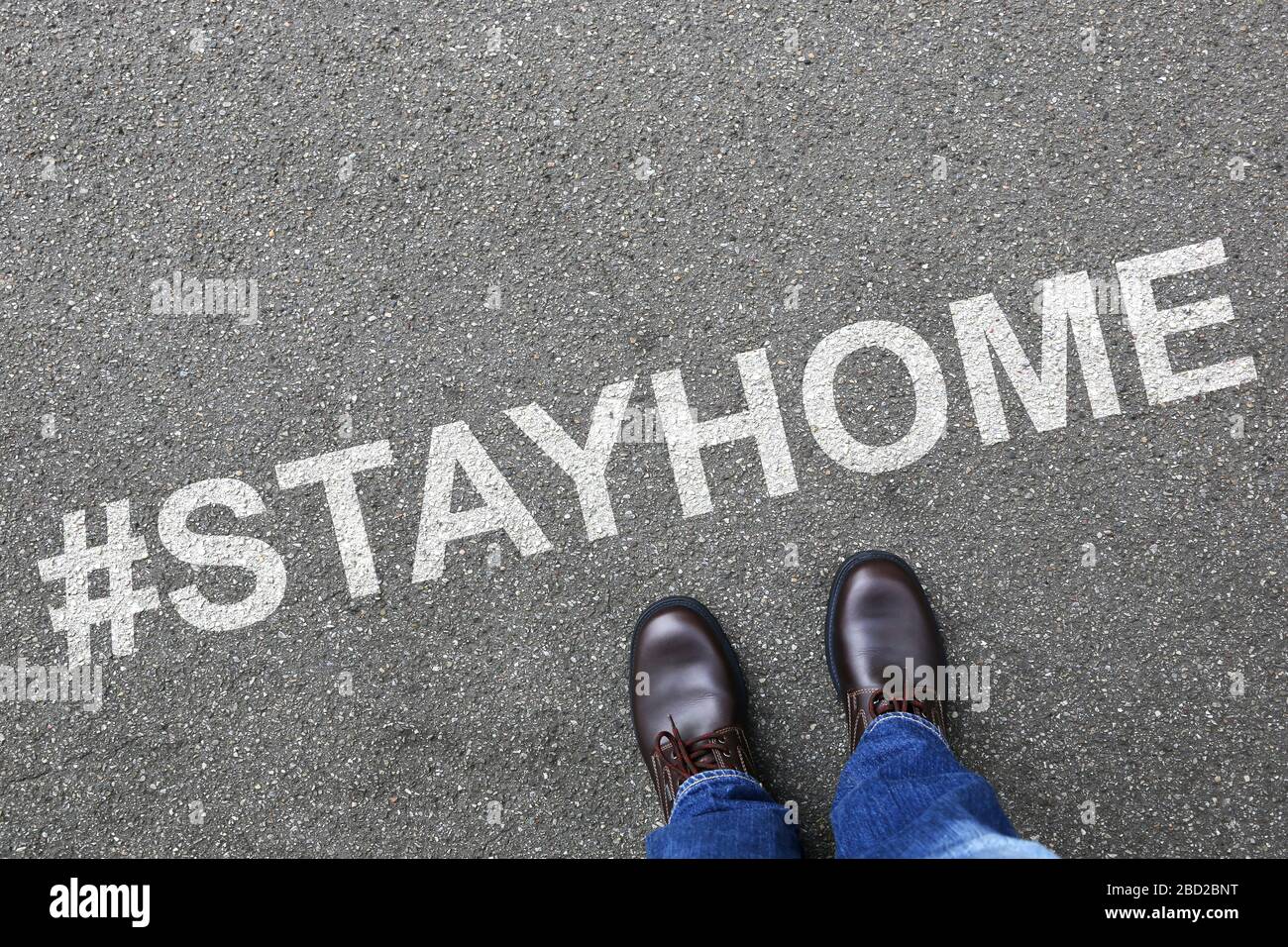 Bleiben Sie zu Hause Hashtag stayhome Corona Virus Coronavirus man Business Concept Krankheit Stockfoto