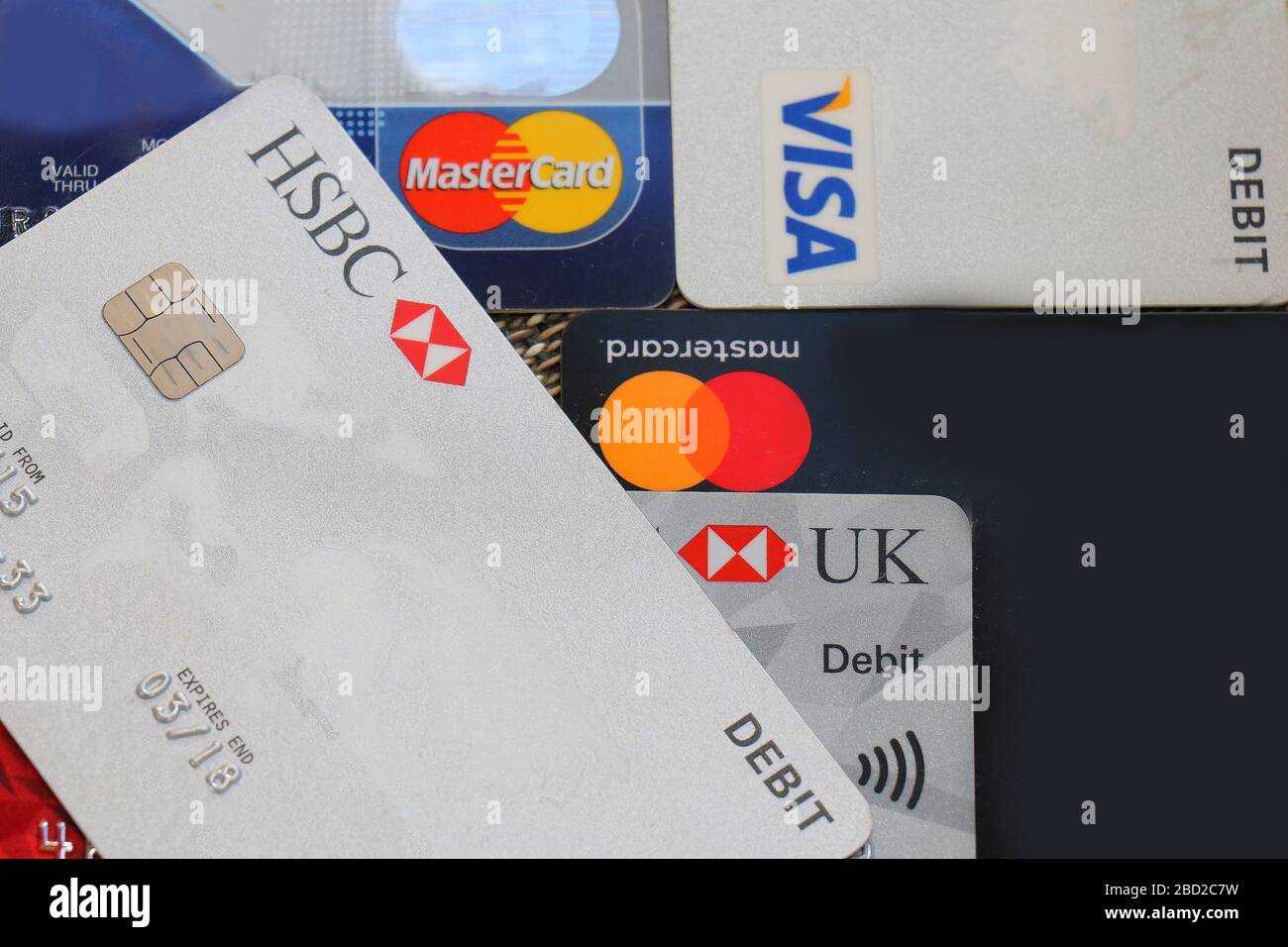 London, Großbritannien - 11. Juni 2019: Stapel von Kredit- und Debitbankkarten verschiedener Banken und Finanzdienstleistungen Visa und Mastercard. Stockfoto