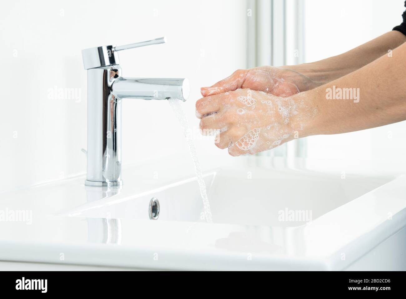 Hände waschen mit Seife unter fließendem Wasser Stockfoto