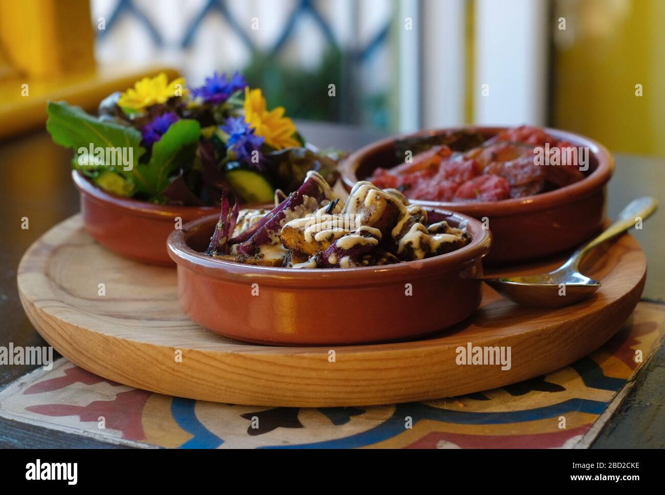Probieren Sie Scilly-Degustationsmenü in der Tapas-Bar Dibble und Grub, Porthcressa Beach, St Mary's und Isles of Scilly Stockfoto