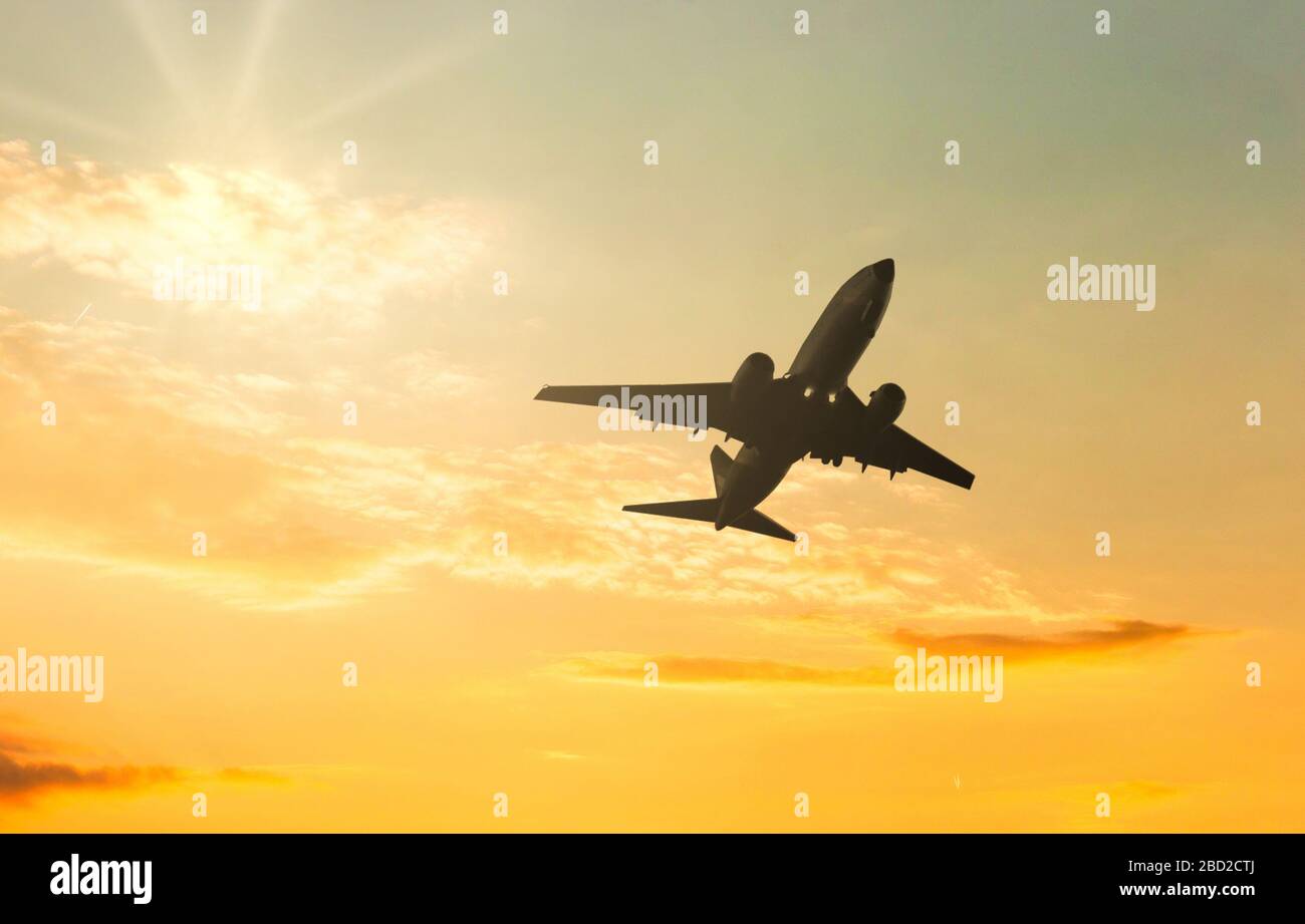 Flugzeug, die bei Sonnenuntergang. Silhouette eines großen Passagier oder Cargo Aircraft, Fluggesellschaft. Transport Stockfoto