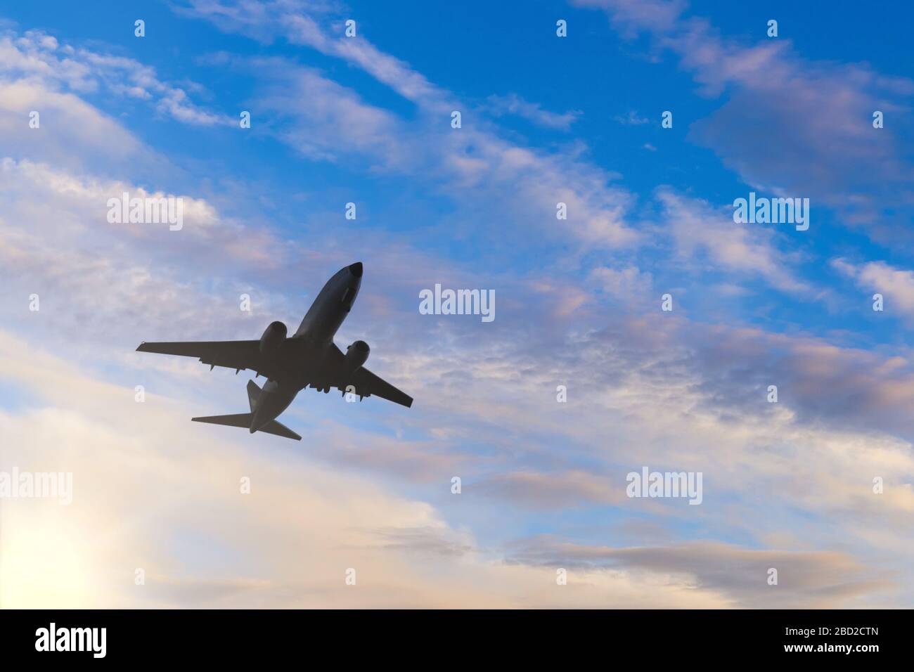 Flugzeug, die bei Sonnenuntergang. Silhouette eines großen Passagier oder Cargo Aircraft, Fluggesellschaft. Transport Stockfoto