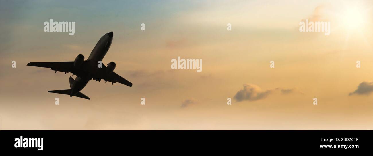 Flugzeug, die bei Sonnenuntergang. Silhouette eines großen Passagier oder Cargo Aircraft, Fluggesellschaft. Transport Stockfoto