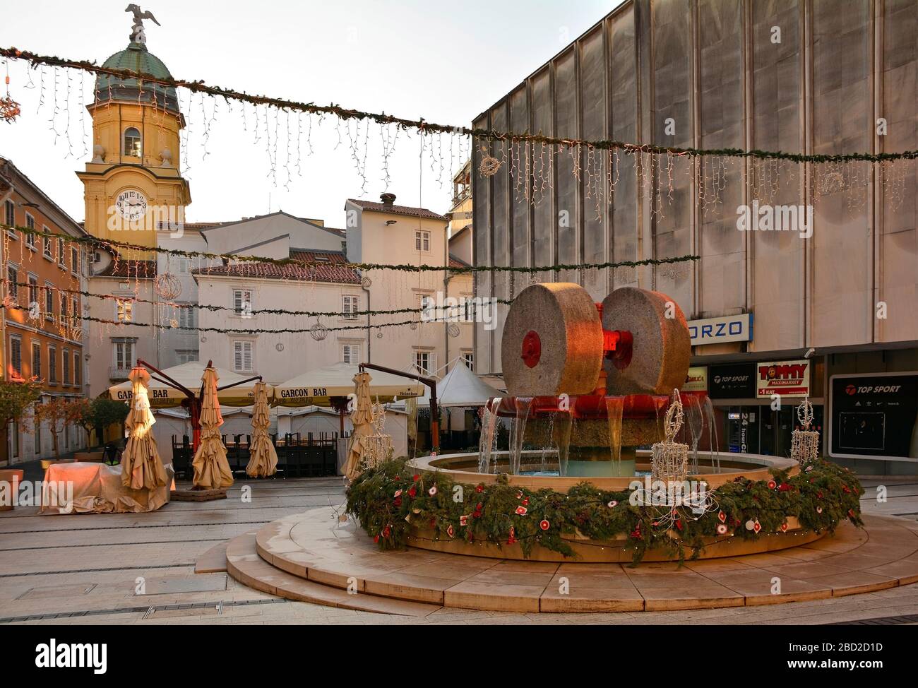 Rijeka, Kroatien - 25. Dezember 2019.Trg Ivana Koblera in Rijeka, Bezirk Primorje-Gorski Kotar, Kroatien. Es ist der Weihnachtstag und es ist verlassen Stockfoto