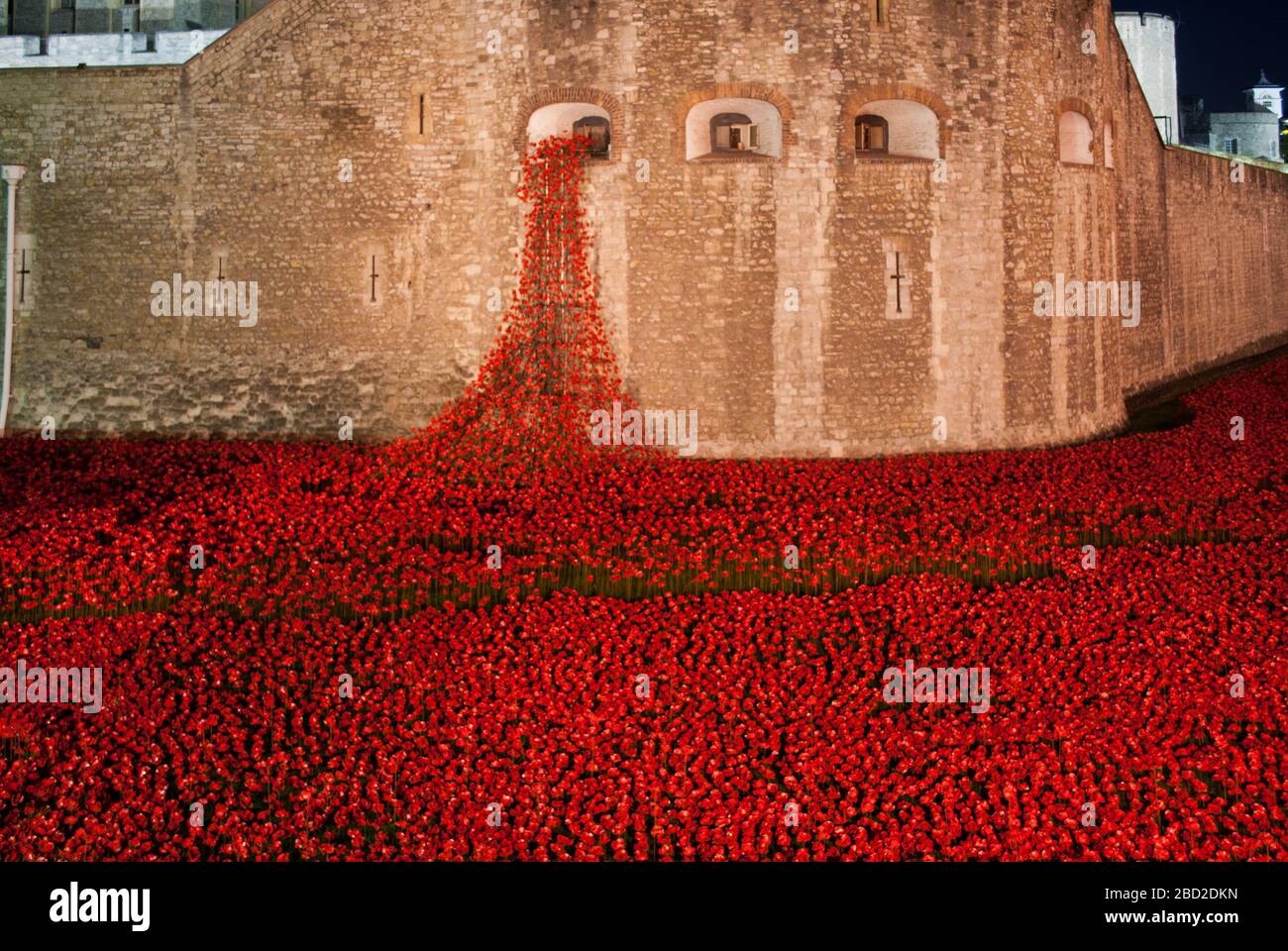 Erster Weltkrieg 100 Jahre Blut gefegt Länder und Meere der roten Installation Poppies Tower of London, St Katharine's & Wapping, London EC3N 4AB Stockfoto
