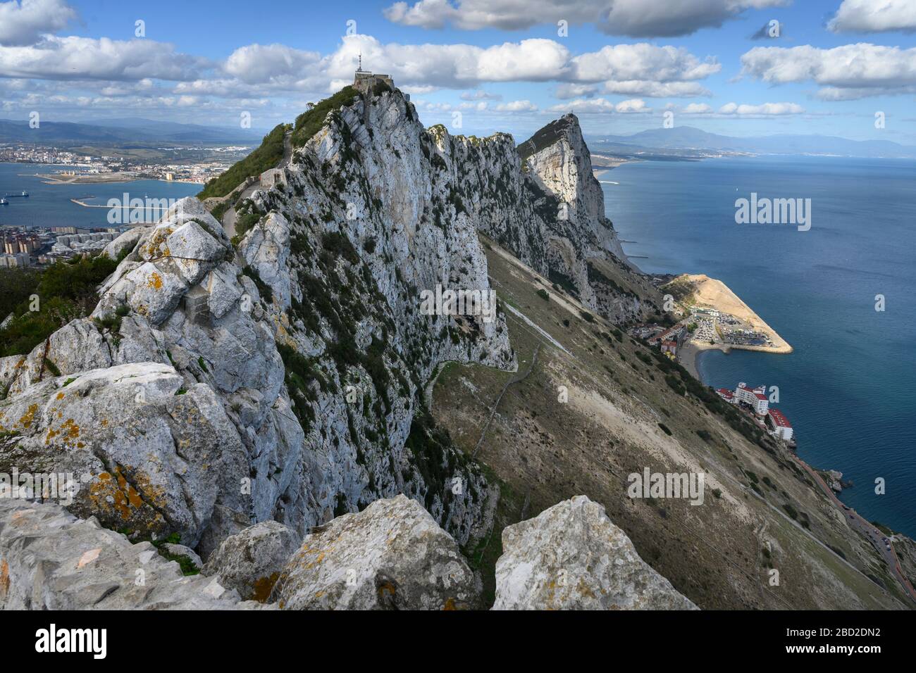 Blick auf die Bergkuppe mit Blick auf Küste, Gibraltar, britisches Überseegebiet, Iberische Halbinsel Stockfoto
