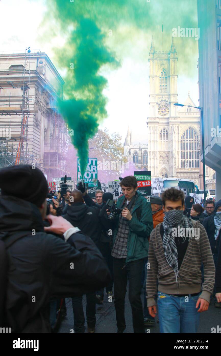 RAUCHGRANATE SETZTE SICH WÄHREND EINER DEMONONONSTRATION IN DER LONDONER INNENSTADT ÜBER STAATLICHE SPARMASSNAHMEN AB. Stockfoto