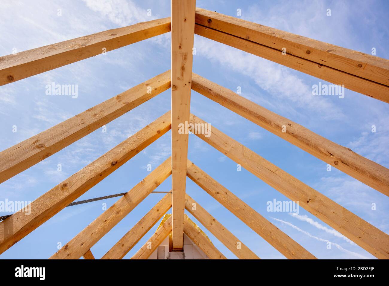 Dachstuhl mit Dachbalken im einem Wohnhaus Stockfoto