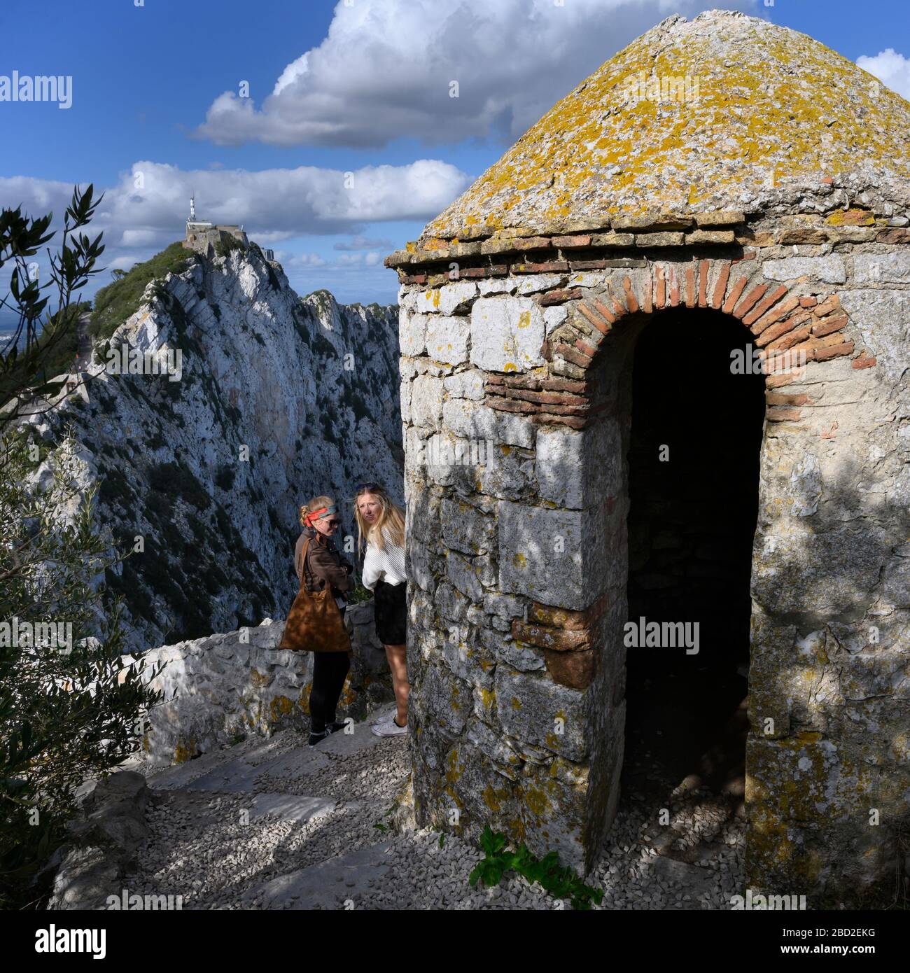 Touristen in einem alten Fort, in Gibraltar, britisches Überseegebiet, iberische Halbinsel Stockfoto