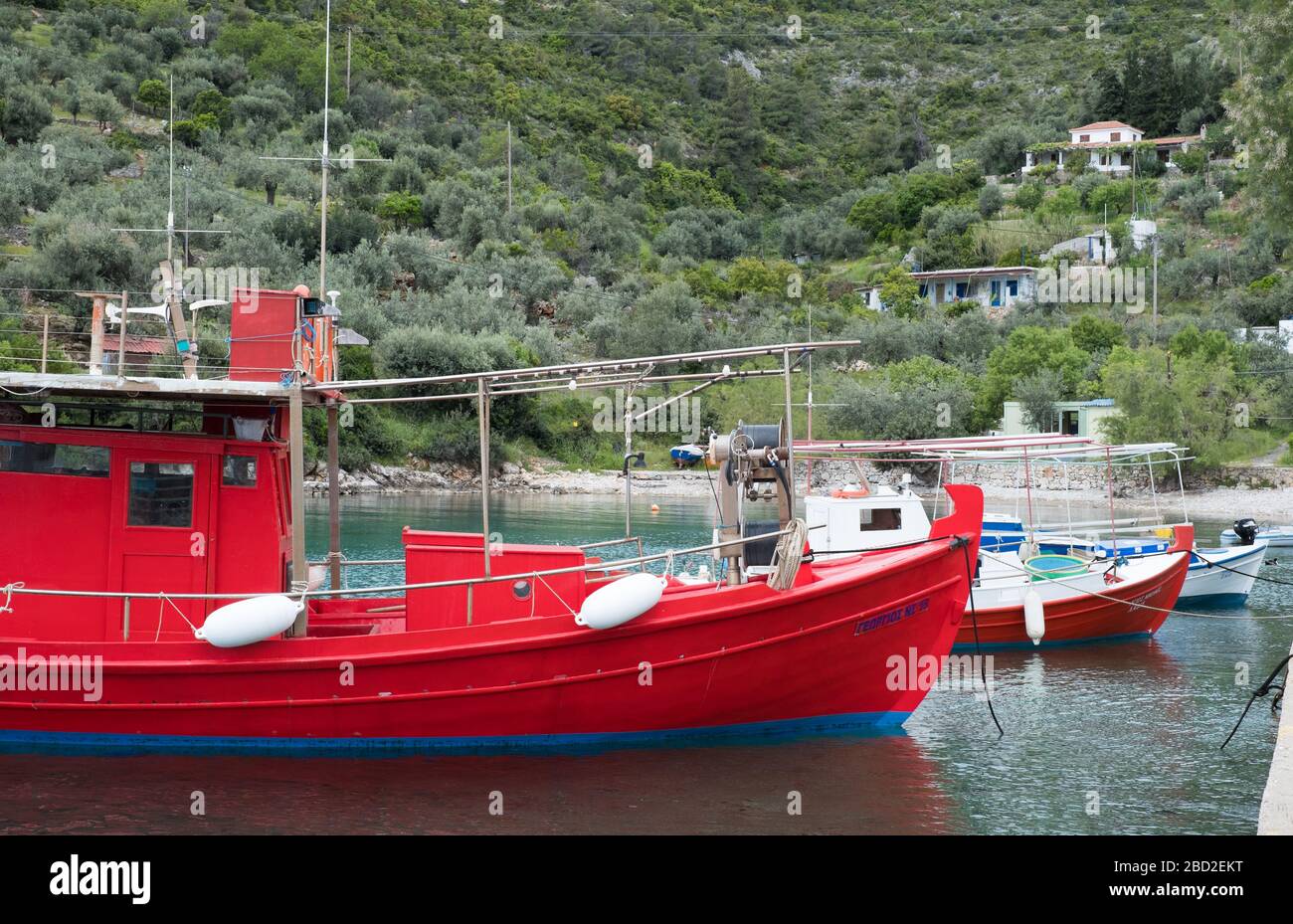 Boote im malerischen Fischerdorf Steni Vala auf der griechischen Insel Alonissos, nördliche Sporaden Stockfoto