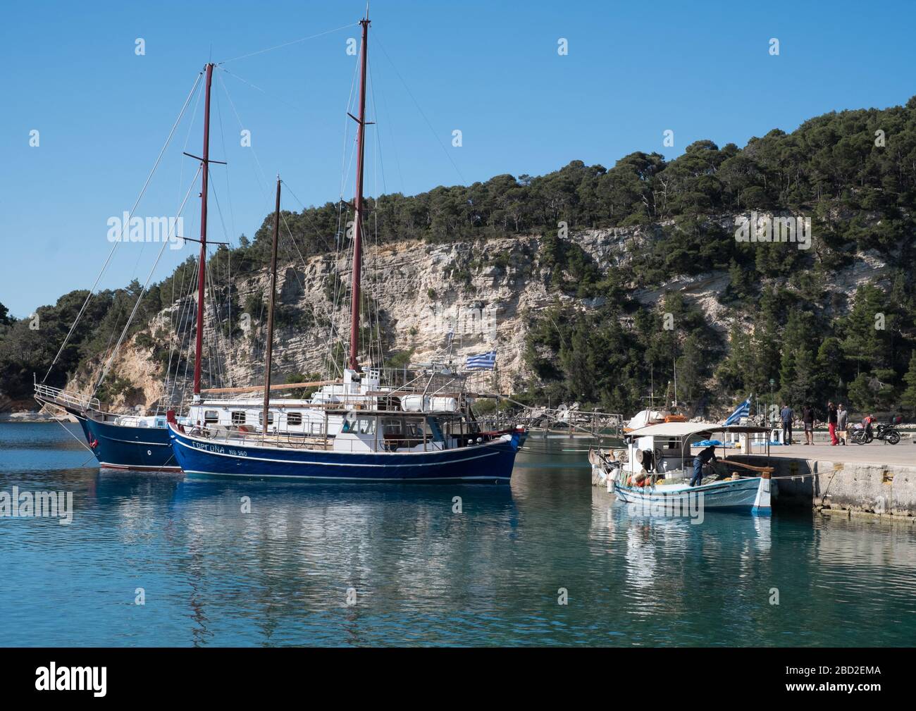 Gorgona Holzkaique wurde für die Tour durch den National Marine Park vor der griechischen Insel Alonissos, berühmt für seine mediterranen Mönchsrobben Stockfoto