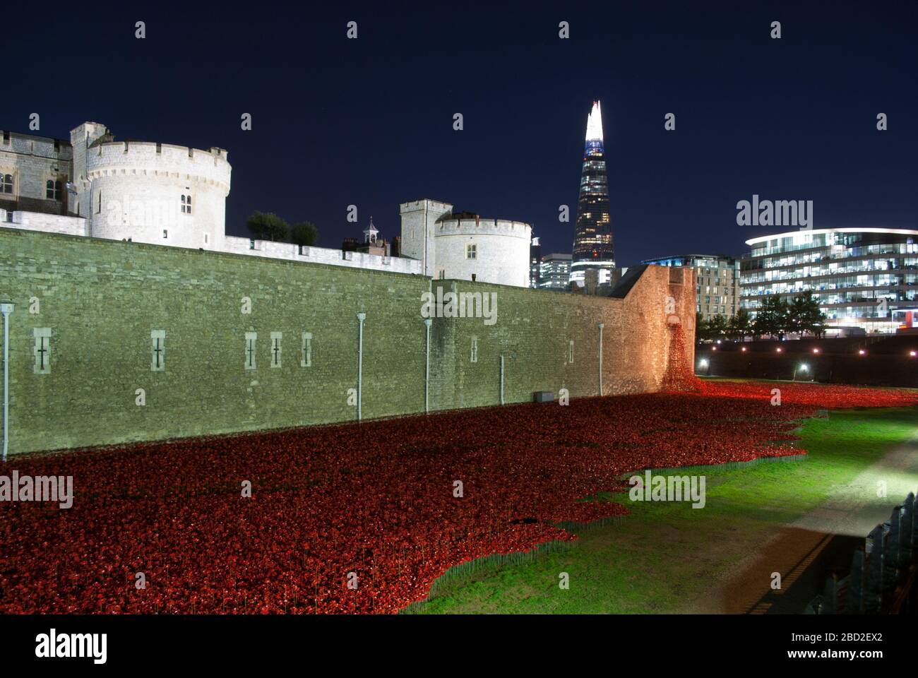 Erster Weltkrieg 100 Jahre Blut gefegt Länder und Meere der roten Installation Poppies Tower of London, St Katharine's & Wapping, London EC3N 4AB Stockfoto