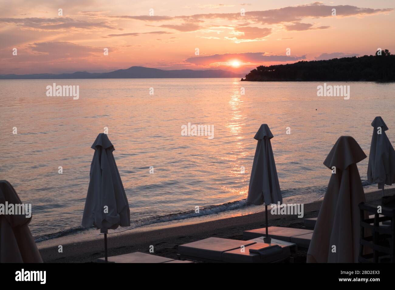 Sonnenuntergang über dem Pagasitischen Golf von Griechenland, von Six Keys Boutique Hotel in Afissos auf der Halbinsel Pilion aus gesehen Stockfoto