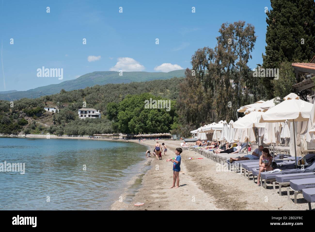 Strandbetten am Privatstrand im Six Keys Boutique-Hotel in Afissos auf der griechischen Halbinsel Pelion Stockfoto