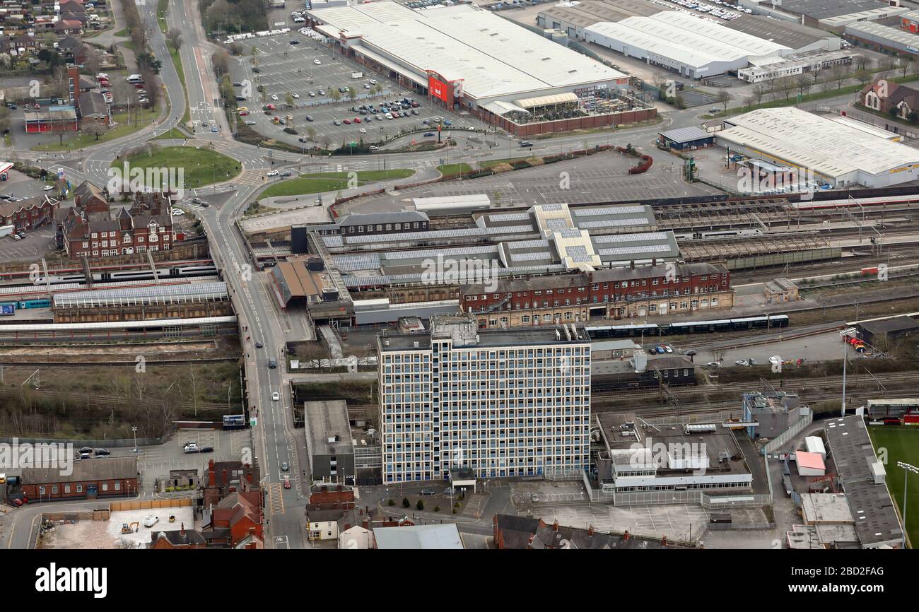 Luftaufnahme des Bahnhofs Crewe mit dem im Vordergrund stehenden Bahnhaus und B&Q im Hintergrund Stockfoto