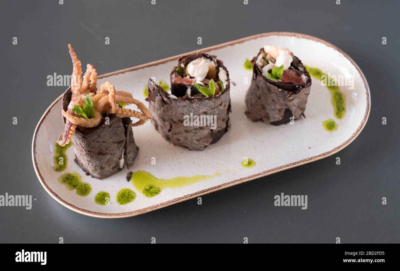 Carob Mehl Meeresfrüchte Wraps in Six Keys Restaurant auf der griechischen Halbinsel Pelion Stockfoto
