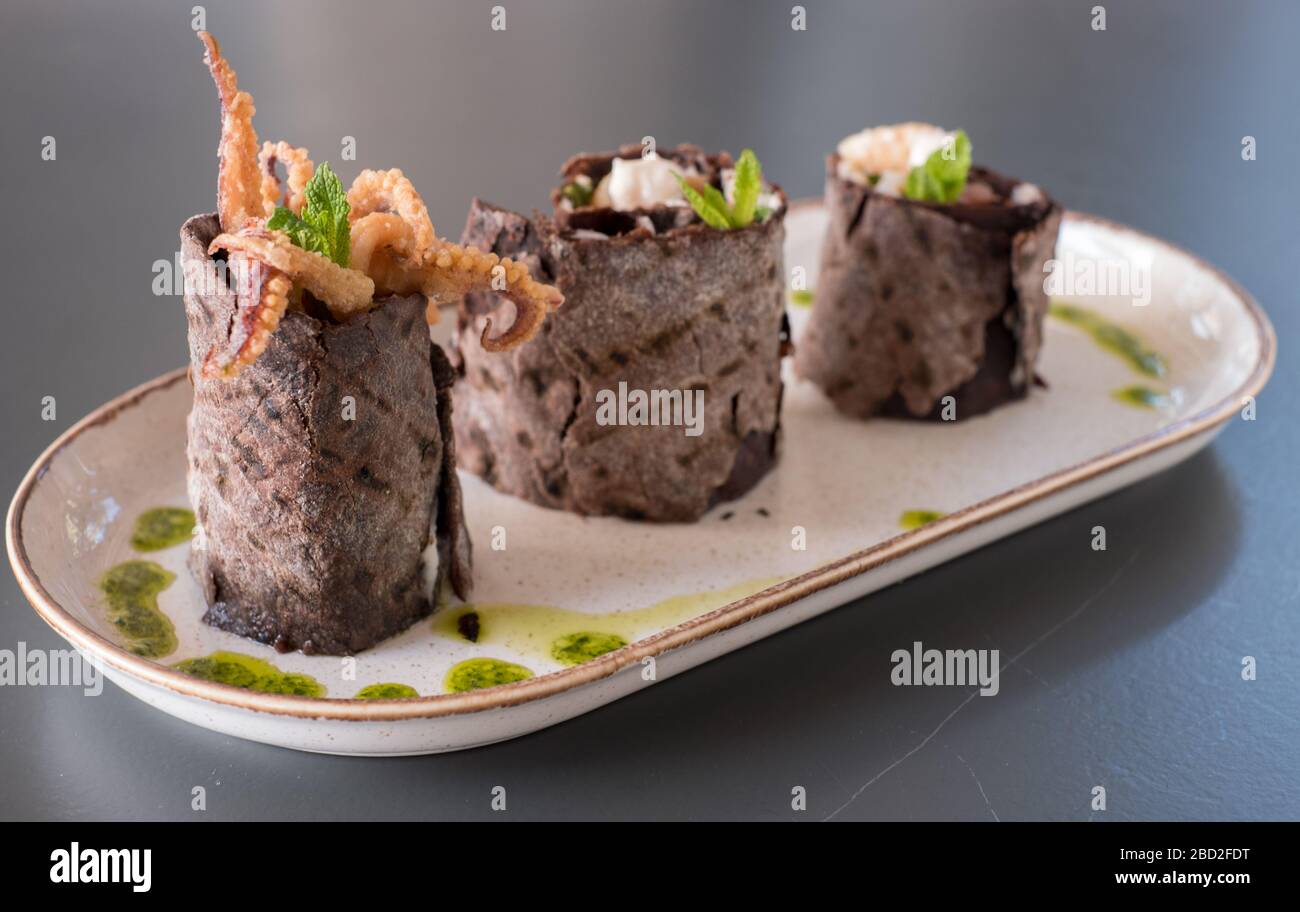 Carob Mehl Meeresfrüchte Wraps in Six Keys Restaurant auf der griechischen Halbinsel Pelion Stockfoto