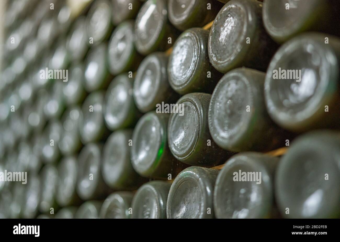 Hintergrund der Weinflasche. Alte Weinflaschen in einem Weinkeller. Stockfoto