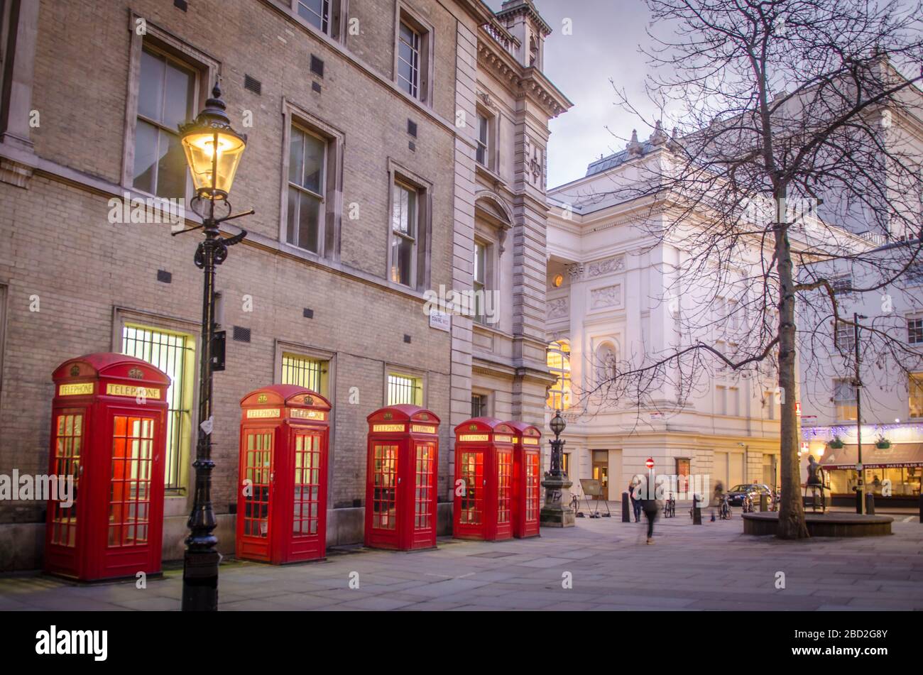 Rote Telefonzellen am Royal Opera House, Covent Garden, London UK Stockfoto