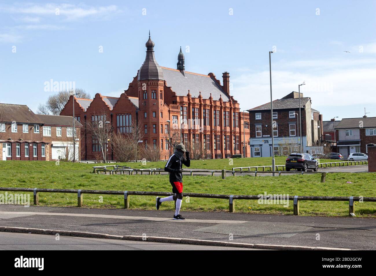 Straßenszene in der Harlow Street, Dingle, Liverpool. Im Hintergrund der Verein Florrie (das Florence Institute for Boys) Stockfoto