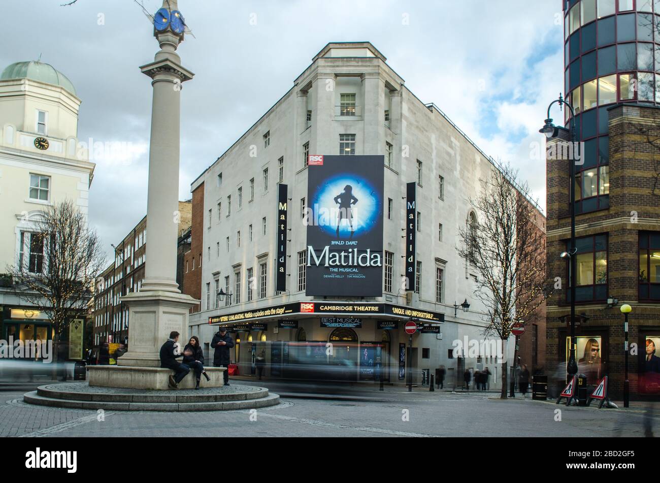 LONDON - das Cambridge Theatre in Severn Dials im Londoner West End zeigt Matilda das Musical Stockfoto