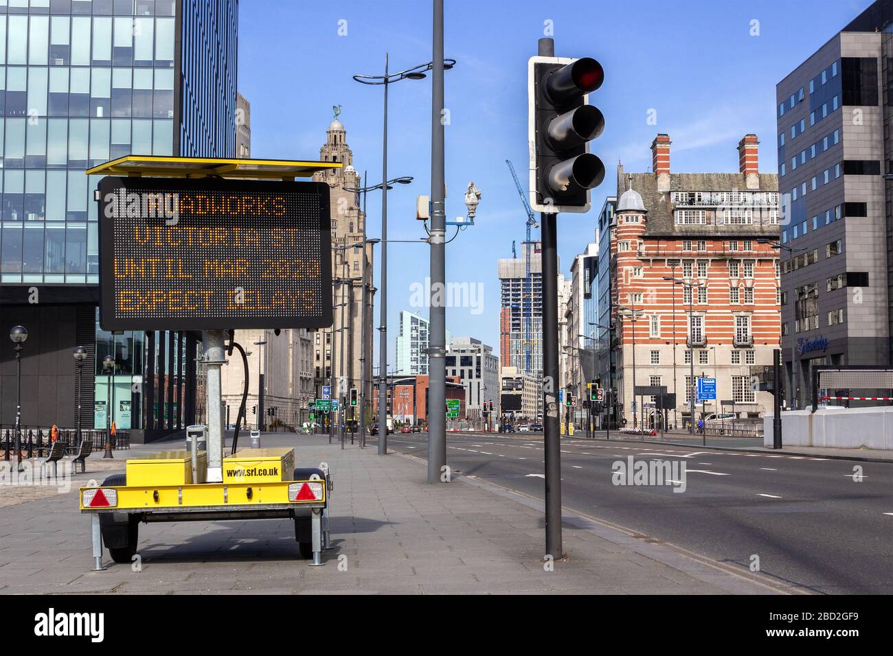 Warnhinweise für Straßenbauarbeiten an Bord, Strand Street, Liverpool Stockfoto