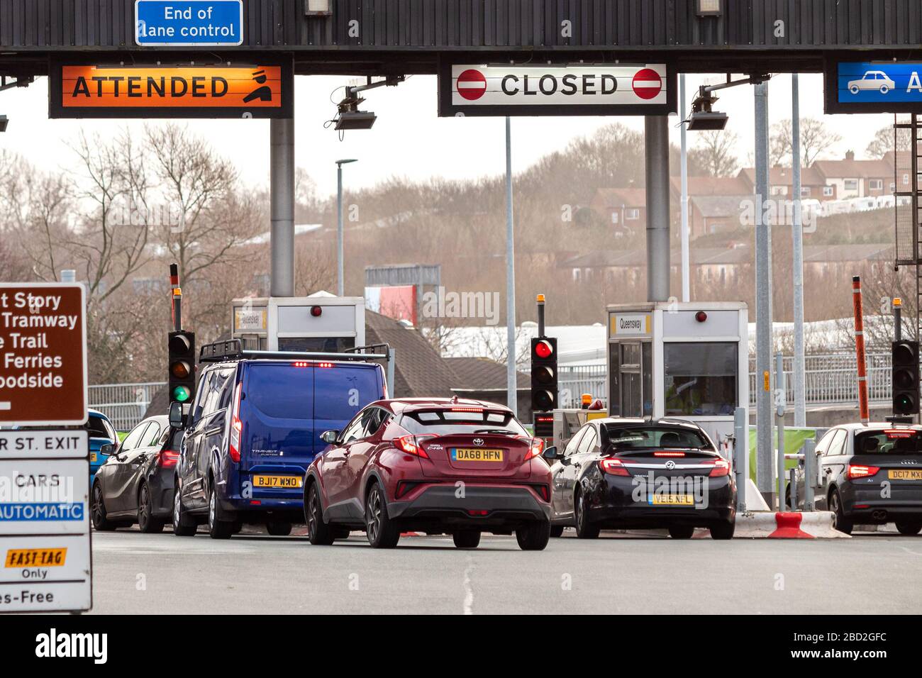 Verkehrsanqueuing an den Mautstellen des Queensway Mersey Tunnels, Hamilton Street, Birkenhead Stockfoto