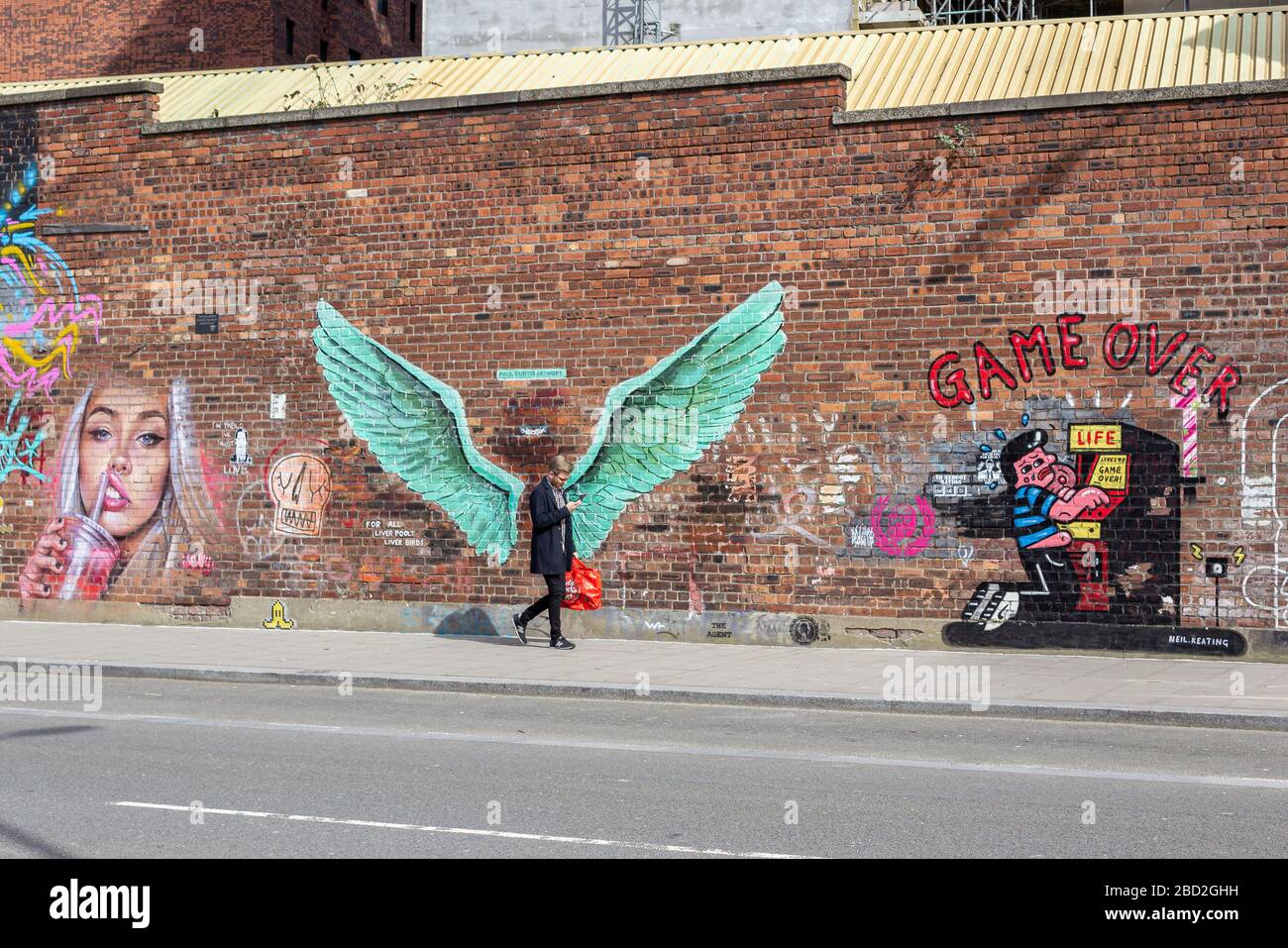 Lever Bird Wings von Paul Curtis, Straßenkunst im Baltic Triangle, Jamaica Street, Liverpool Stockfoto