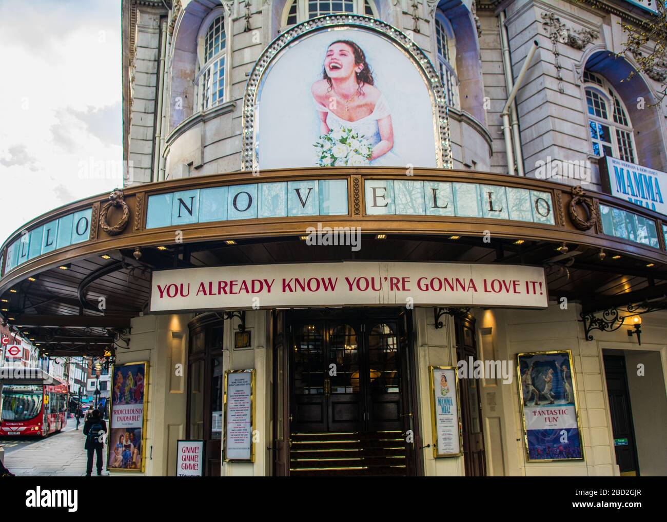 London - Novello-Theater im Londoner West End, ein denkmalgeschütztes Gebäude, das die beliebte Mama Mia Produktion zeigt Stockfoto