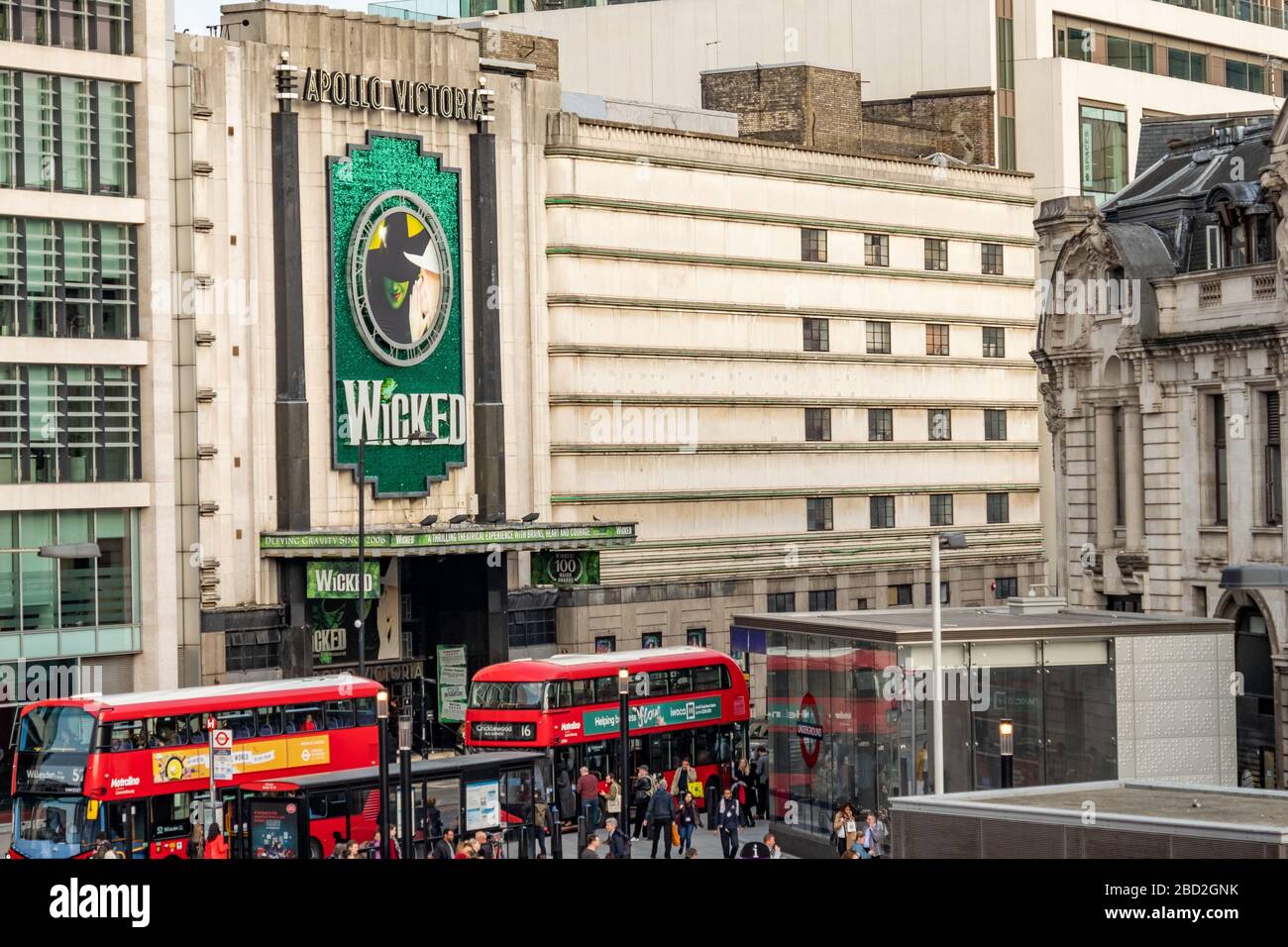 LONDON-: Das Apollo Victoria Theatre mit der lang laufenden Show "Wicked", die sich vor der Victoria Station befindet Stockfoto