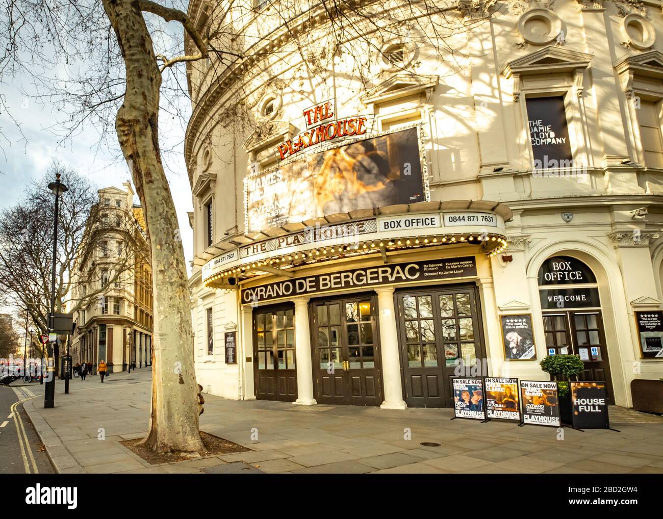 LONDON - MÄRZ 2019: Playhouse Theatre in der Nähe des Trafalgar Square im Londoner West End. Zeigt derzeit den Cyrano de Bergerac mit James McAvoy Stockfoto