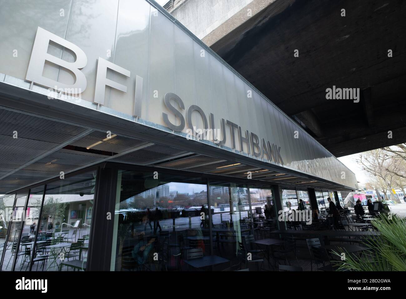 LONDON - APRIL 2019: BFI South Bank Building, ein führendes unabhängiges und britisches Filmhaus, das vom British Film Institute betrieben wird Stockfoto